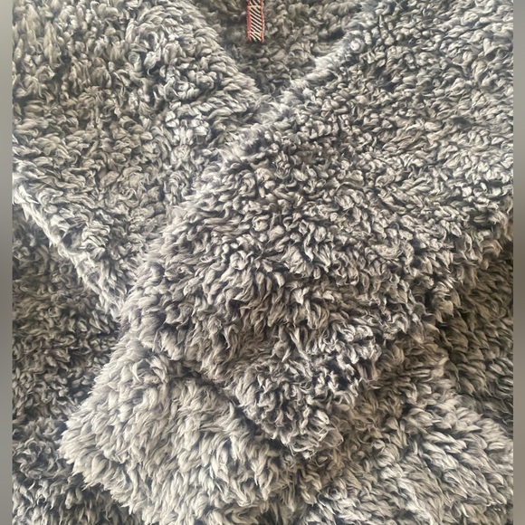 Cozy Black and White Sherpa Sweater - Picture 5 of 6